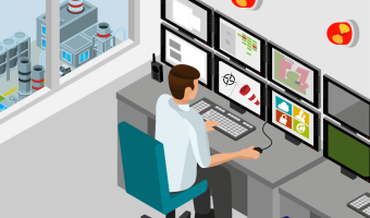 Leitstand-Mitarbeiter sitzt vor mehreren Bildschirmen