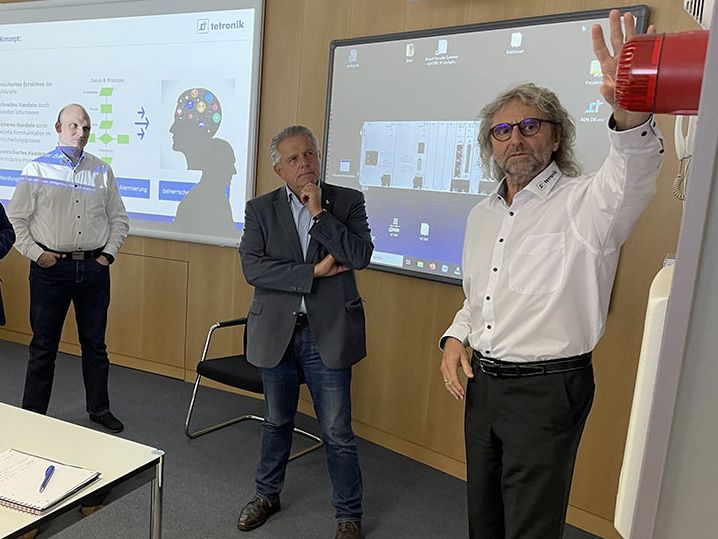 Winfried Geutsch zeigt Herrn Willsch ein Demoboard im Schulungsraum