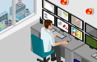 Leitstand-Mitarbeiter sitzt vor mehreren Bildschirmen