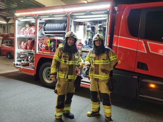 Lukas Kocher (links) und Mattias Sutter (rechts) in voller Montur in der Werksfeuerwehr der Siegfried AG Lukas Kocher (links) und Mattias Sutter (rechts) in voller Montur in der Werksfeuerwehr der Siegfried AG