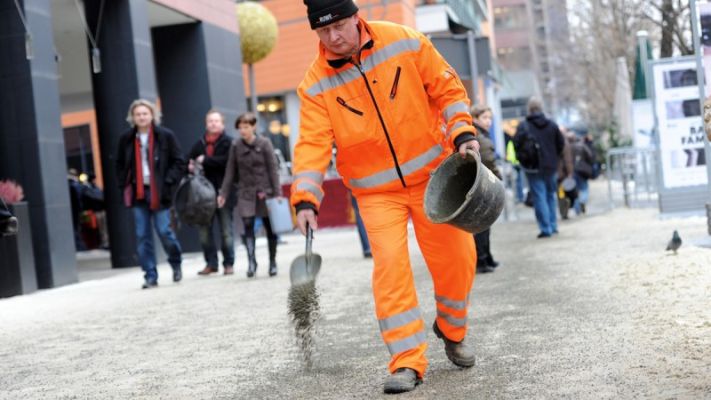 Mitarbeiter der BSR im Winterdienst Mitarbeiter der BSR im Winterdienst