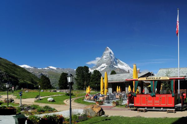 Riffelalp-Bahn mit Matterhorn im Hintergrund Riffelalp-Bahn mit Matterhorn im Hintergrund