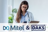Krankenschwester mit Handy und Klemmbrett, davor das Mitel-Logo und das DAKS-Logo