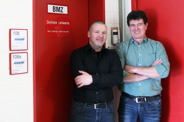 Jens Arnold (links) und Dieter Keilbach (rechts) von der Klinik Technik GmbH vor dem Eingang zur Leitwarte