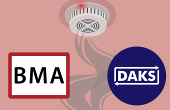 BMA- und DAKS-Logo vor einem Brandmelder und aufsteigendem Rauch