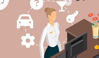 Hotelangestellte steht lächelnd an der Rezeption