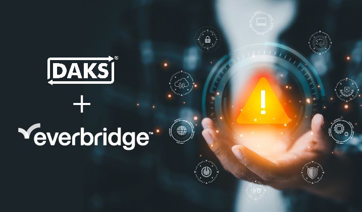 Links: DAKS- und everbridge-Logos, rechts: offene Hand hält ein leuchtendes Warnsymbol