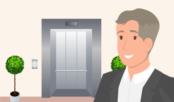 Mann im Anzug steht lächelnd vor einem Aufzug